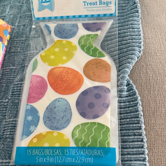 Easter Bunny Tablecloth, Easter Paper Plates and Fun Easter Items New - Picture 2 of 11